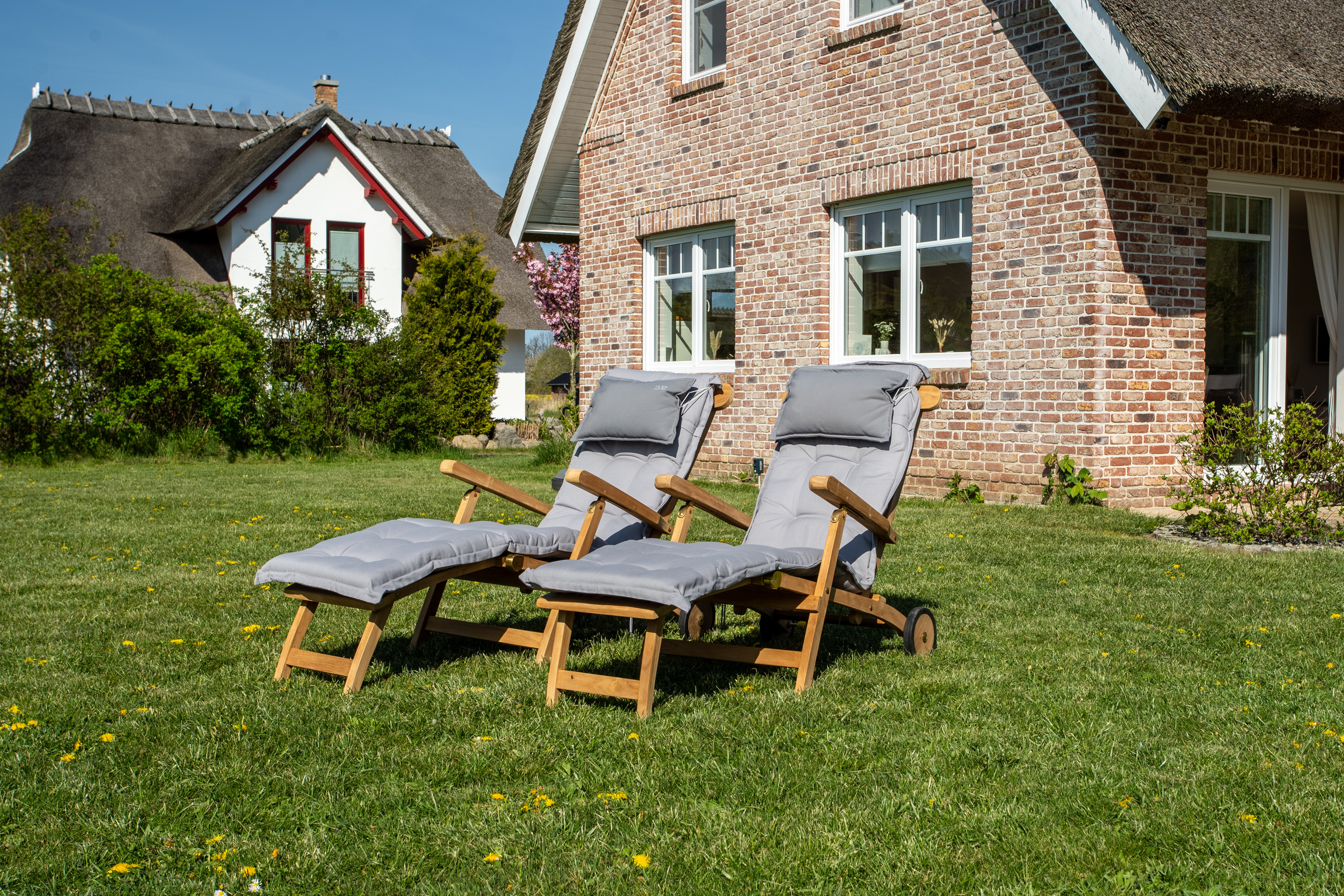 Liegestühle im Garten MeerFerien