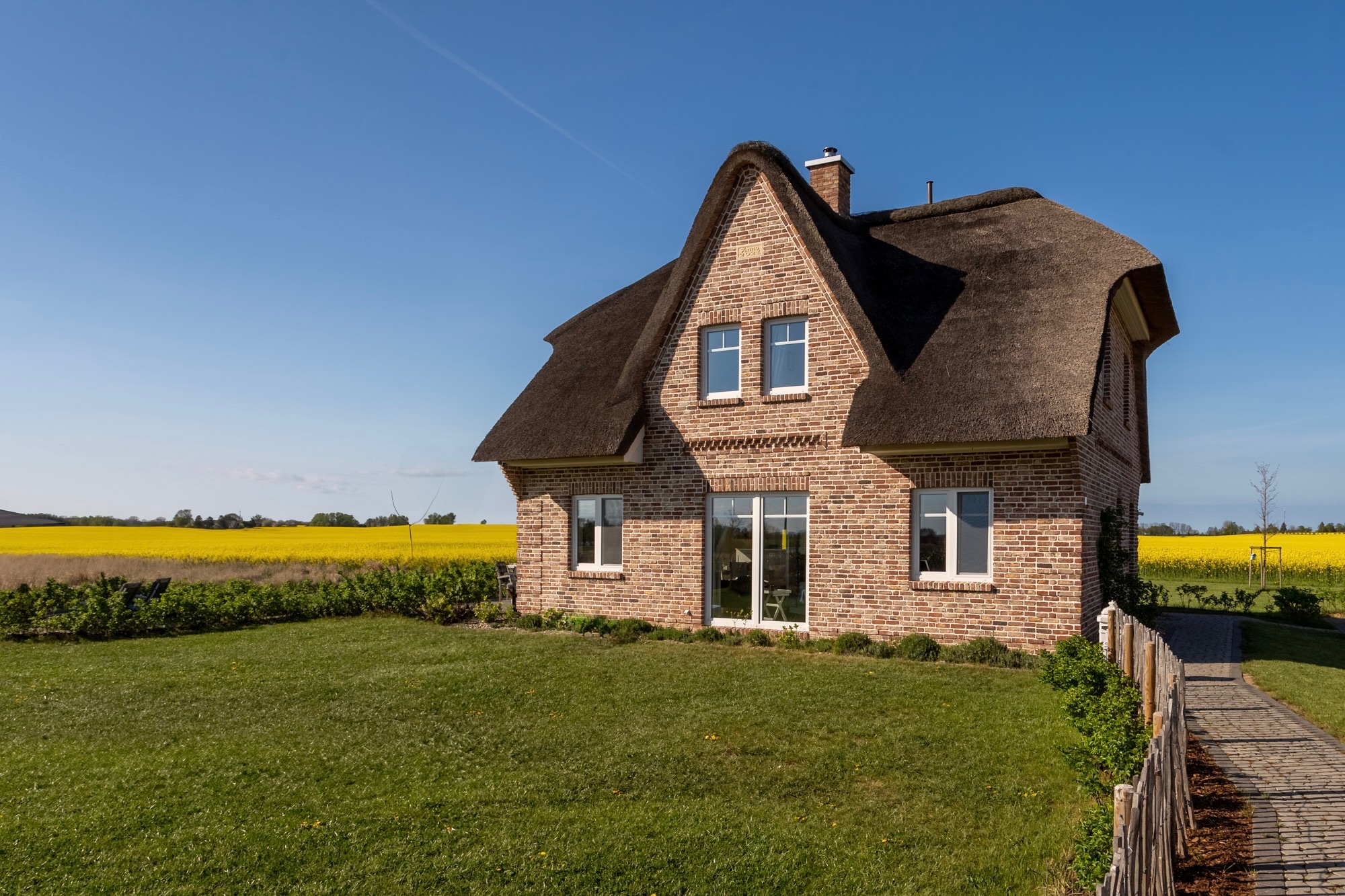 Reetdachhaus im Sonnenlicht, Mellnitz Rügen
